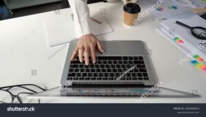 persona organizando documentos fiscales en escritorio