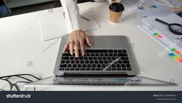 persona organizando documentos fiscales en escritorio