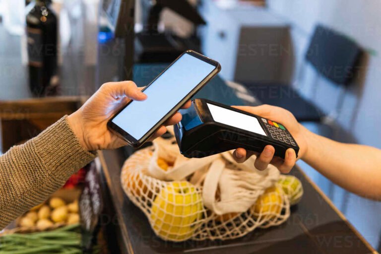 persona pagando con telefono movil en tienda