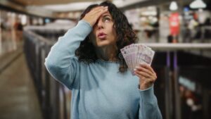 persona preocupada con facturas y banco mexico