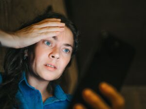 Por qué no me han depositado el reembolso del SAT aún 29 persona preocupada revisando su cuenta bancaria