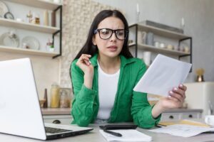 persona preocupada revisando su reporte crediticio