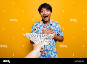 Infonavit Me Puede Dar Dinero En Efectivo Y Cómo Solicitarlo 19 persona recibiendo dinero en efectivo feliz