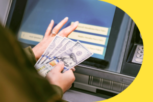 persona recibiendo dinero en efectivo rapido