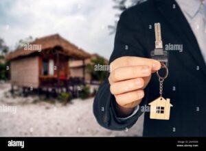 persona recibiendo llave de casa nueva