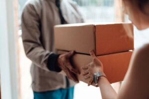 persona recibiendo paquete en tienda local