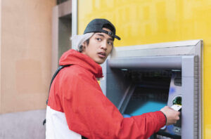 persona retirando dinero en cajero oxxo