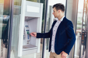 persona retirando efectivo en cajero automatico