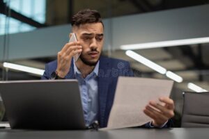 persona revisando documentos con expresion preocupada
