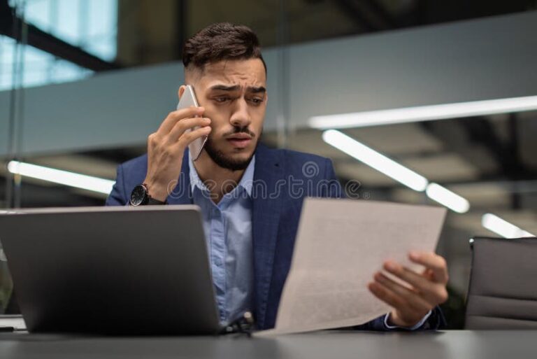 persona revisando documentos con expresion preocupada
