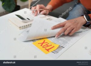 persona revisando documentos fiscales en casa
