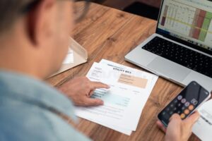 persona revisando finanzas personales en casa