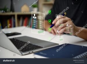 persona revisando ofertas de empleo online