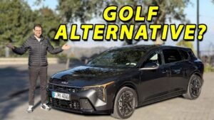 persona revisando opciones de autos economicos mexico