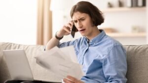 persona revisando papeles frente a casa nueva