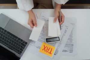 persona revisando recibos y documentos fiscales