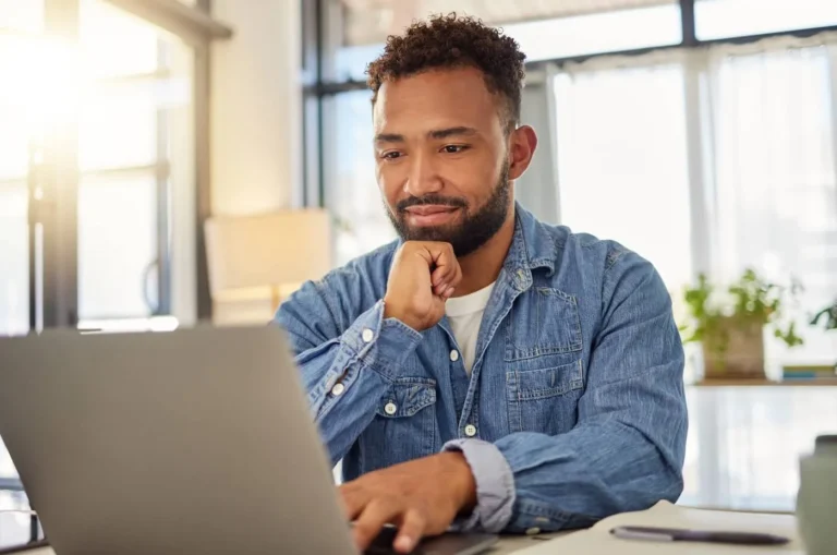 persona revisando reporte de credito bancario