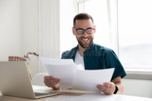 persona revisando reportes financieros sonriente