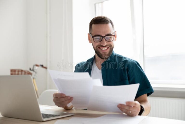 persona revisando reportes financieros sonriente