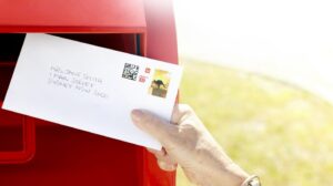 persona sellando una carta para enviar