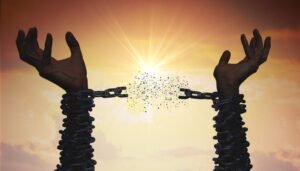 Cómo Pagar Tus Deudas Sin Dinero y Recuperar Tu Estabilidad 23 persona sonriente liberandose de cadenas financieras