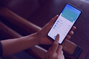 persona usando aplicacion bancaria en smartphone