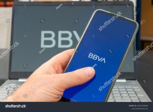 persona usando app bbva movil en smartphone