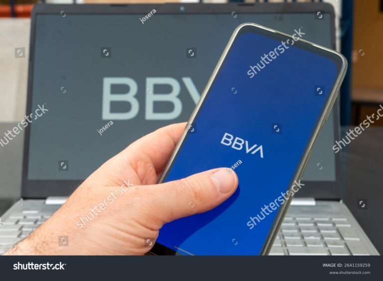 persona usando app bbva movil en smartphone
