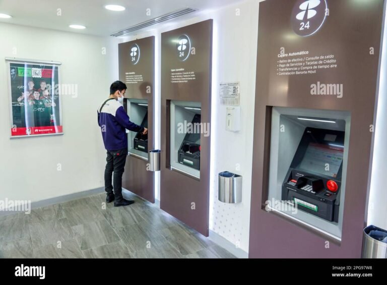 persona usando cajero automatico banorte