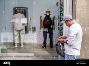 persona usando cajero automatico banorte exterior