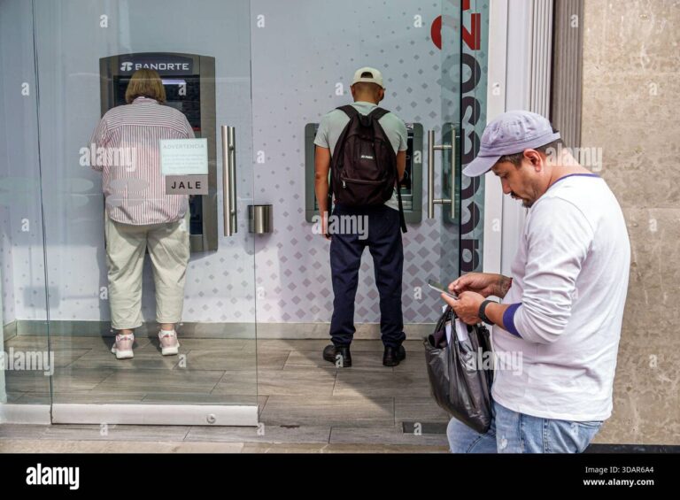 persona usando cajero automatico banorte exterior