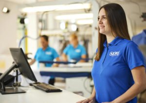 persona usando cajero oxxo sonriente