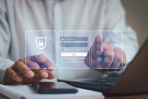 persona usando computadora con candado digital