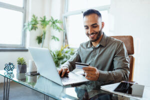 persona usando computadora para banca online internacional