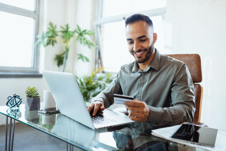 persona usando computadora para banca online internacional