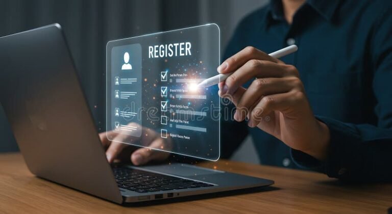persona usando computadora para registro en linea