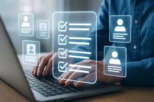 Cómo actualizar tus datos en el Infonavit de forma fácil y rápida 19 persona usando computadora para tramites en linea