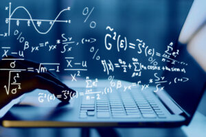 persona usando laptop con ecuaciones matematicas visibles
