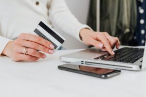 persona usando laptop para pago en linea