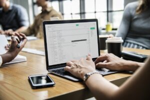persona usando outlook en computadora portatil