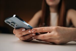 persona usando smartphone con aplicacion de internet