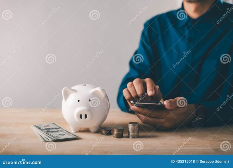 persona usando smartphone con billetes y monedas