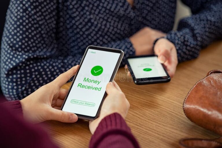 Cómo Puedo Ganar Dinero Desde Mi Celular Fácilmente 2 persona usando smartphone y dinero digital