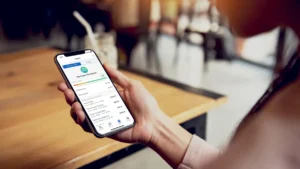 Cómo puedo ganar dinero con una app en Play Store fácilmente 40 persona usando telefono movil con aplicaciones financieras