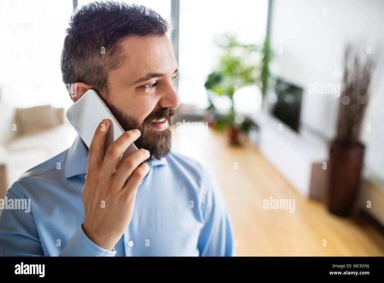 Cómo Hacer Una Llamada Por Cobrar Desde Telcel Fácilmente 2 persona usando telefono movil para llamar