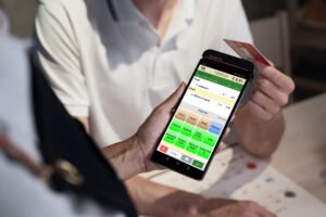 persona usando telefono para consultar saldo