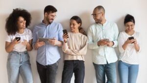 Cómo Dar y Recibir Información Confiable Según Nuestra Edad 18 personas de distintas edades compartiendo informacion