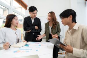 personas trabajando en equipo y planeando proyecto