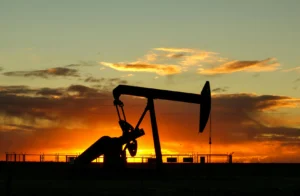 planta petrolera de pemex al atardecer