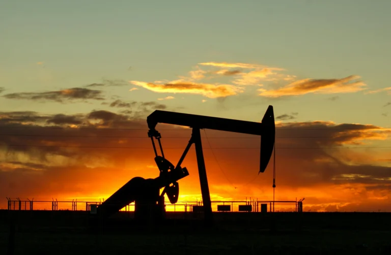 Qué bienes y servicios ofrece Pemex a nivel nacional e internacional 2 planta petrolera de pemex al atardecer